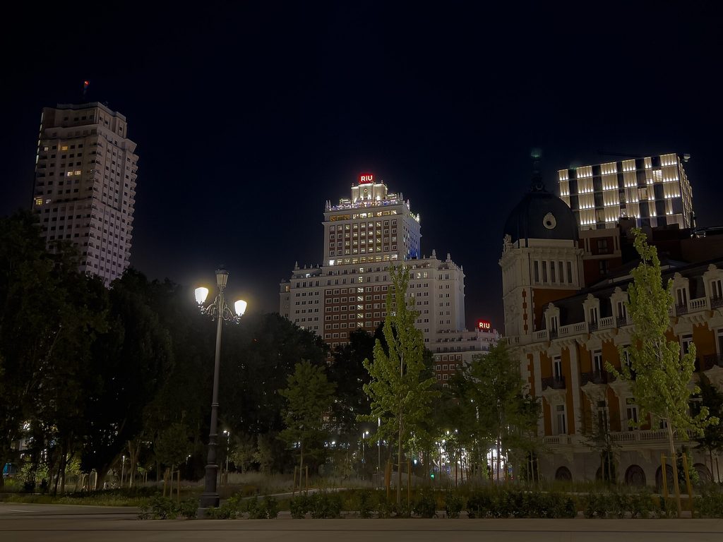 Plaza de España de noche en Madrid