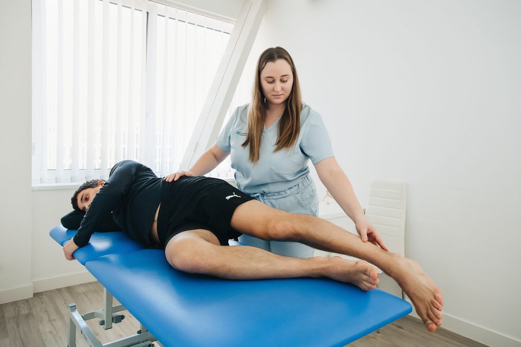 Sesión de fisioterapia con un paciente