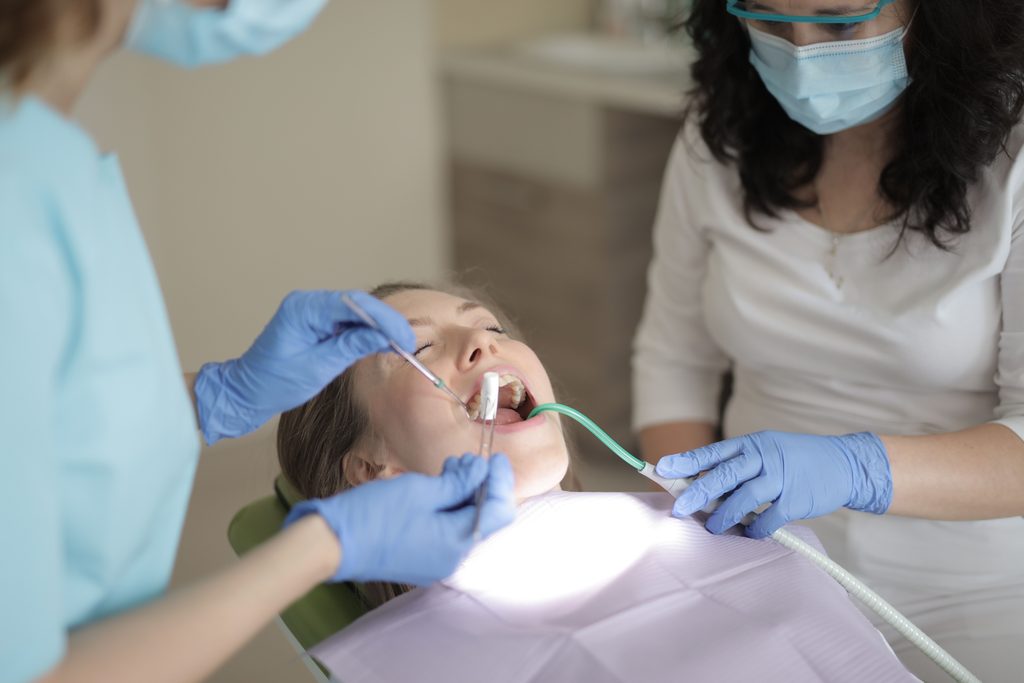 Profesional realizando una revisión dental